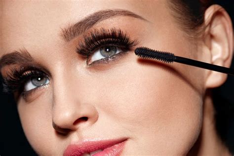 are you supposed to put mascara on fake eyelashes